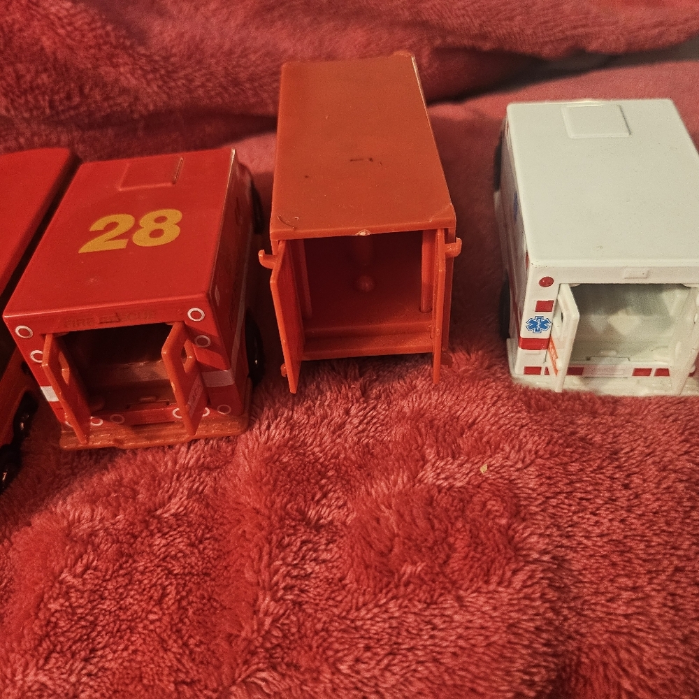 Shing Fat Huiyang Pullback Vehicle Lot of 5 (Fire, Ambulance, 2 Buses, Truck) - Picture 7 of 16
